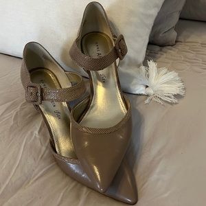 Anne Klein I flex pointed toe kitten heel with ankle strap. Beige/nude. Sz8.5